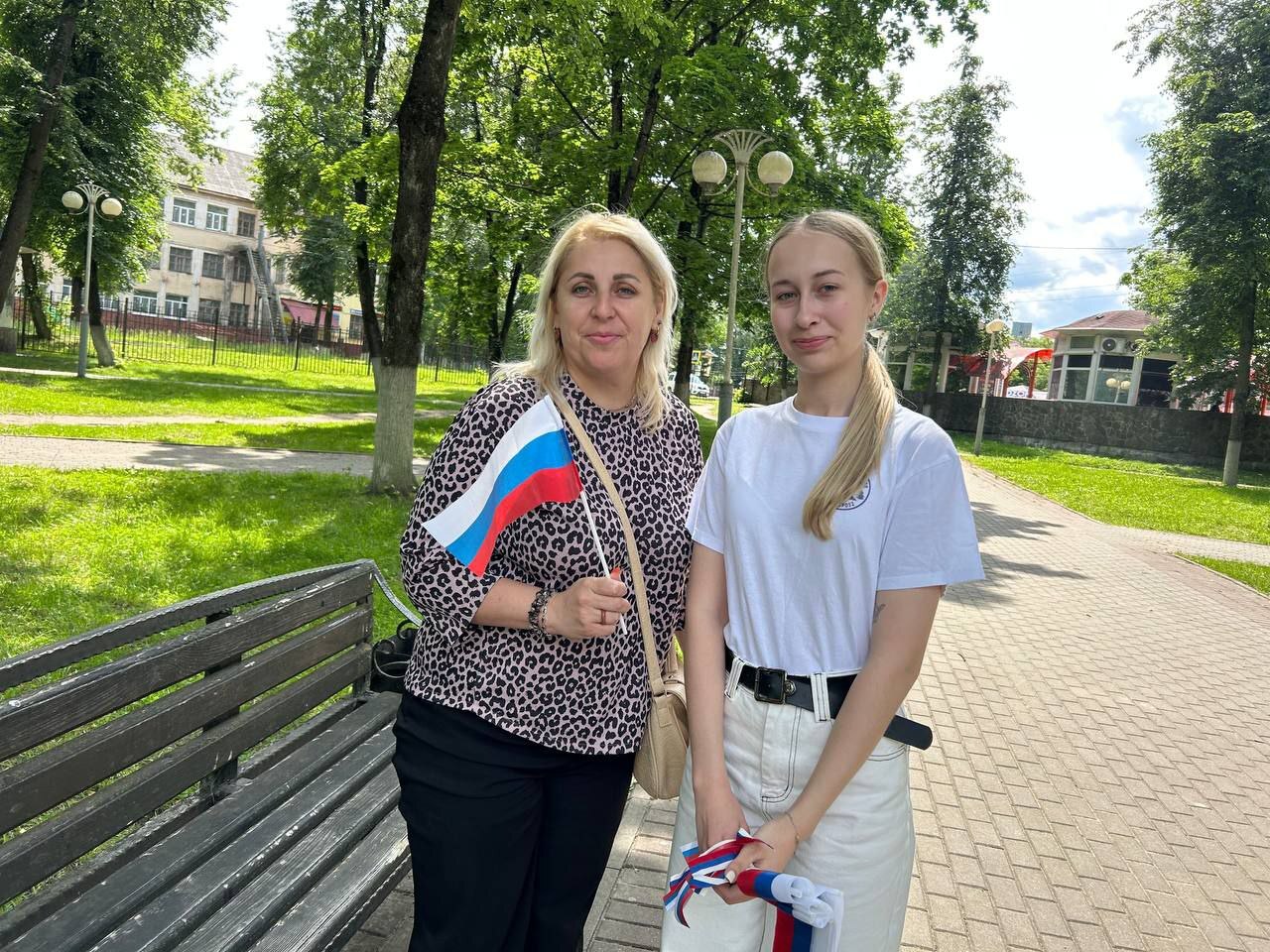 Волонтеры нашего района присоединились к акции «Триколор», посвященной Дню России.